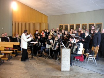 Akkordeon Orchester Fulda - St. Antonius-Kirche Künzell, Akkordeon Orchester Fulda und Chor Rhönklang Edelzell mit Stücken aus Bachs Weihnachsoratorium (2010)